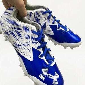 Under Armour Nitro Clutch fit low football cleats in Vibrant Blue and White.